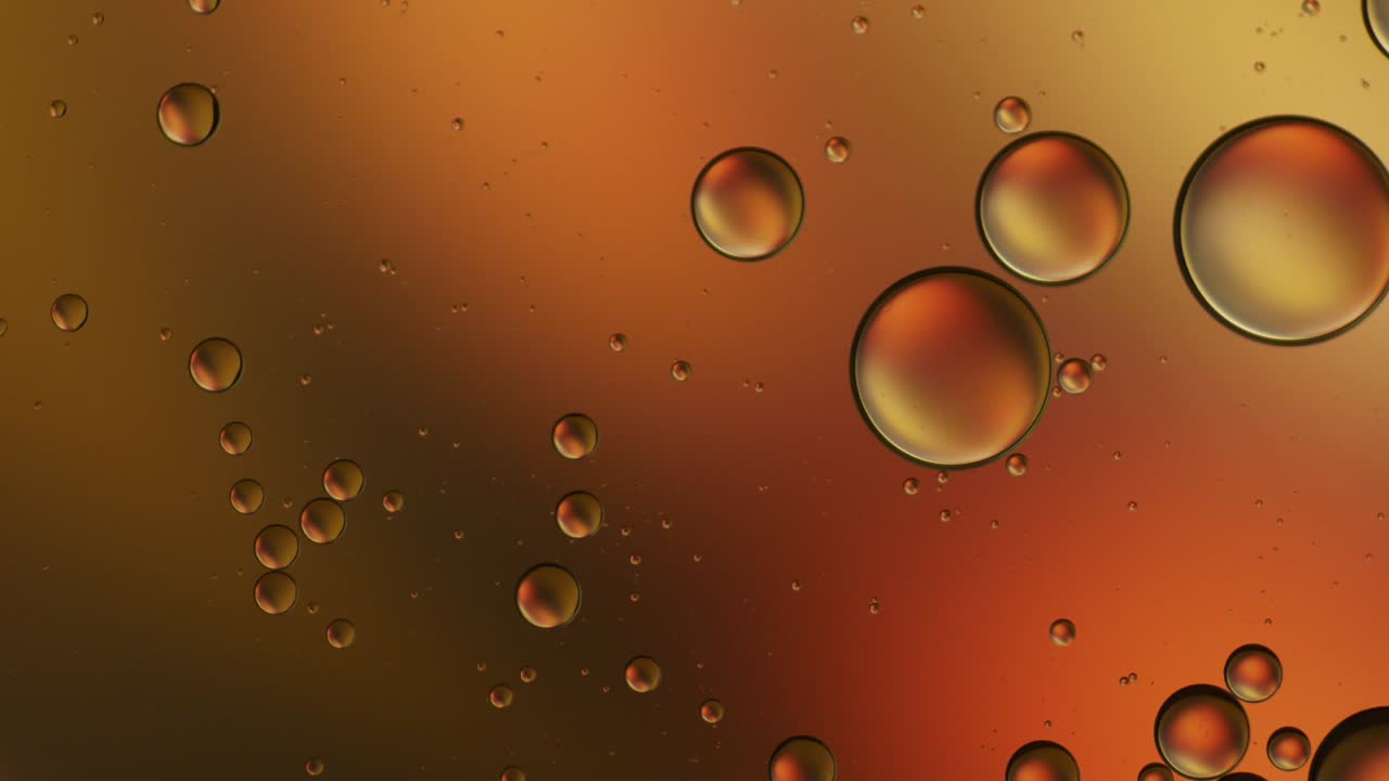 물 위에 떠다니는 기름방울의 다채로운 예술적.