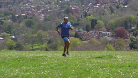 Reifer-Mann-Beim-Joggen-Auf-Dem-Land,-Aufgenommen-Auf-R3D