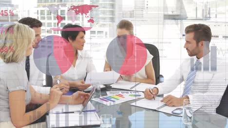 animación de estadísticas y procesamiento de datos financieros sobre empresarios en reuniones