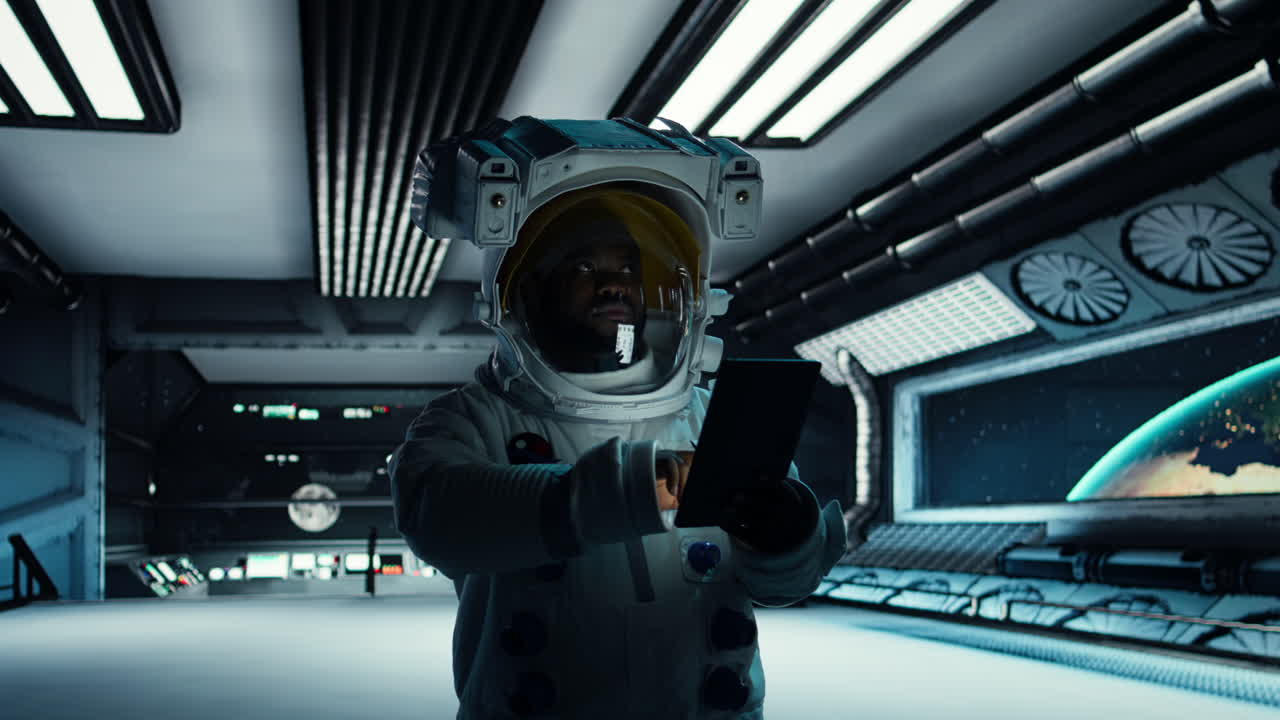 Video verticale. Ricercatore astronauta con equipaggiamento che usa un tablet per condurre ricerche.