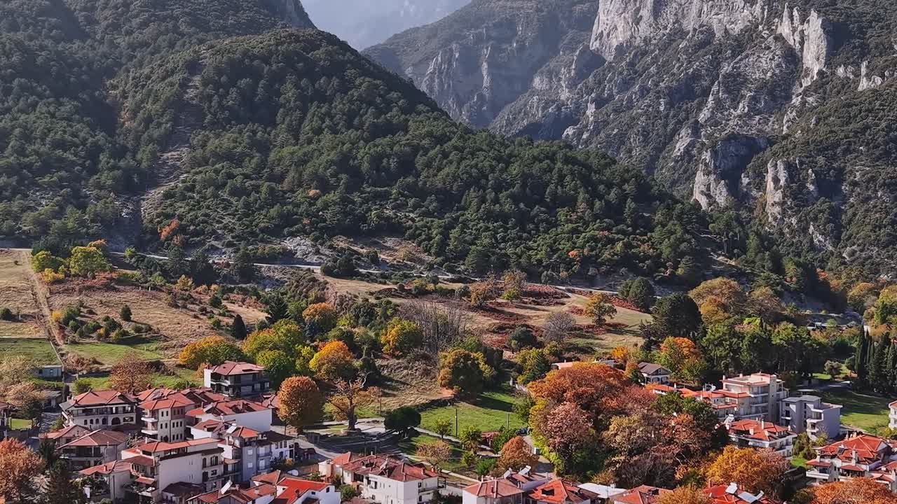 Sonbaharda dağlar ve ağaçlarla çevrili Yunanistan köyü