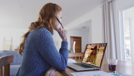 maestra caucásica usando portátil y auriculares de teléfono en videollamada con una estudiante