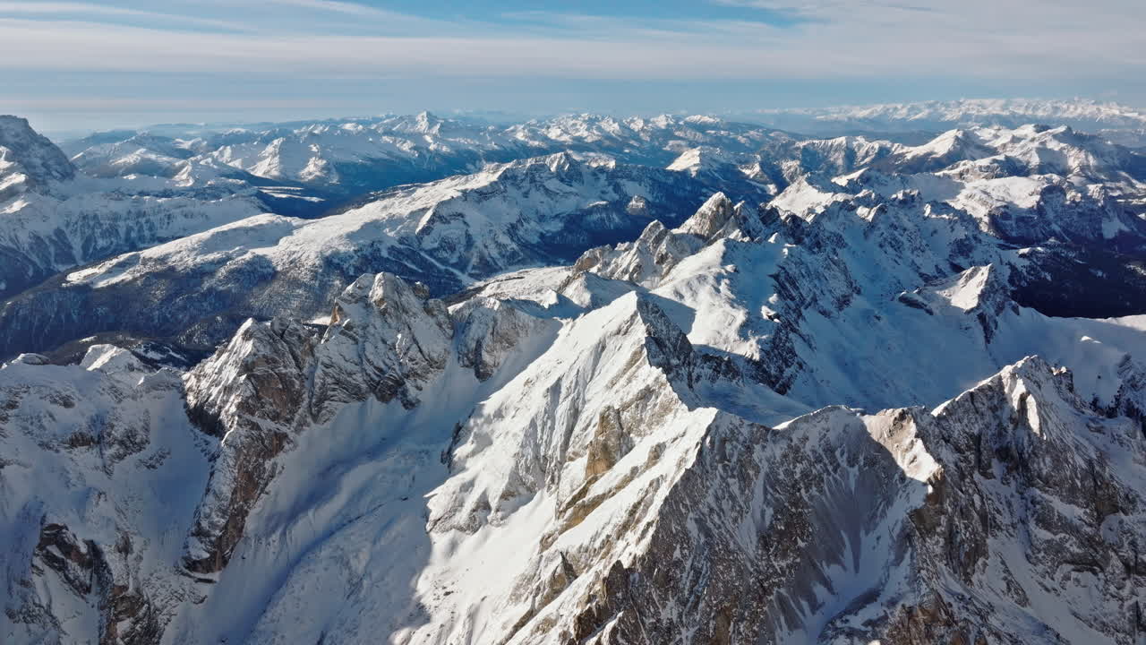 Vista aerea con drone del monte Marmolada nelle Dolomiti, Italia nord-orientale