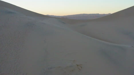 revelación de un desierto al atardecer con muchas colinas de luz y sombra