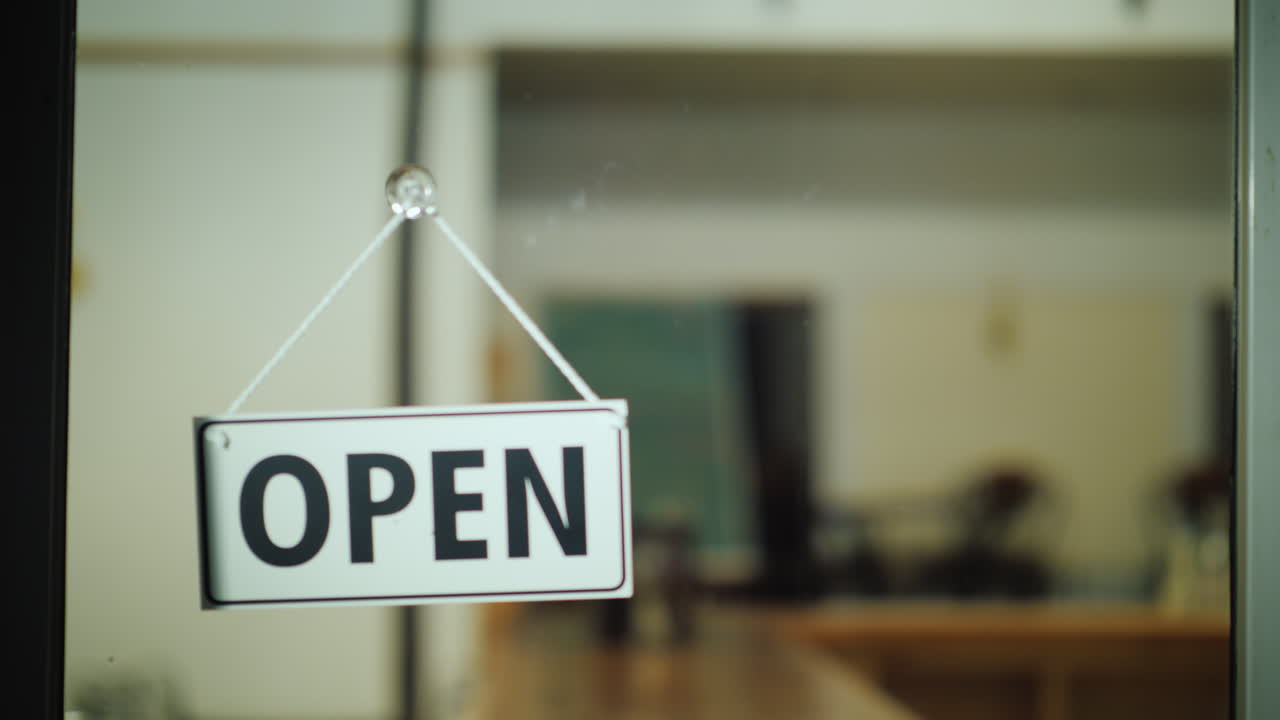 판매자는 늦은 저녁 작업 늦은 개념에 가게를 닫습니다