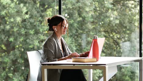 contenido mujer usando computadora portátil y preparándose para el examen