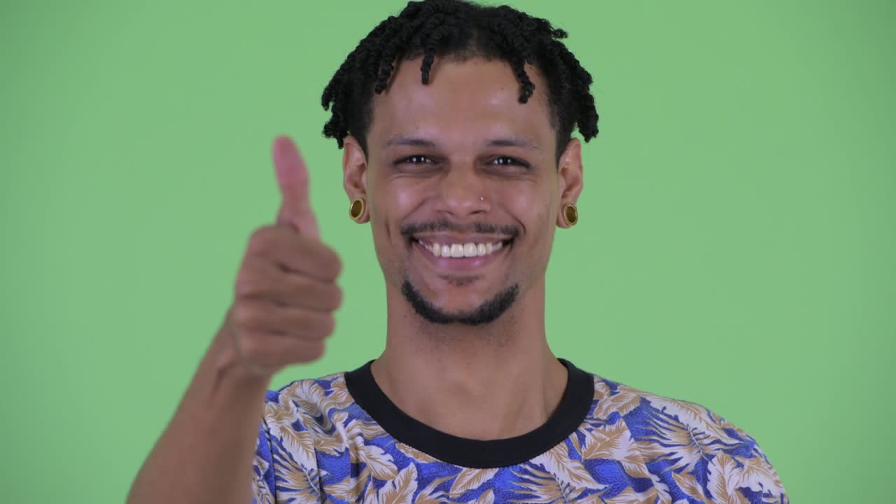 joven y guapo hombre africano con dreadlocks