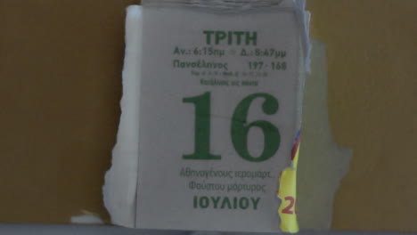 imágenes de una mano hojeando el primer plano del calendario de pared de papel tradicional