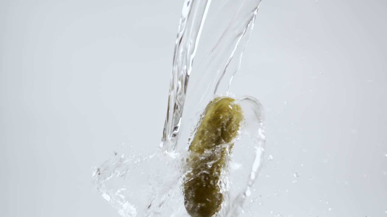 el pepinillo lavado con agua en cámara lenta de alta velocidad 809 fps