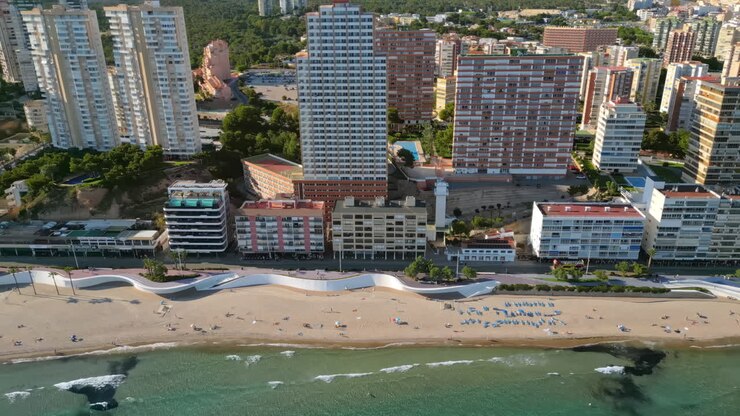 Vista aerea da drone degli edifici lungo la costa e del mare a Benidorm, Spagna, in pieno giorno