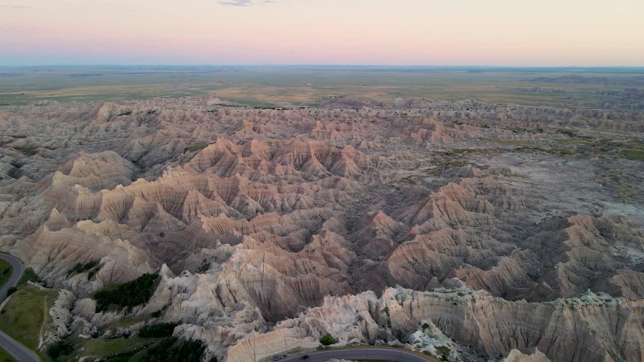 una toma de avión no tripulado de alto vuelo, 4k de las colinas fuertemente erosionadas del parque nacional badlands, cerca de la ciudad de rapid en el suroeste de dakota del sur, u.