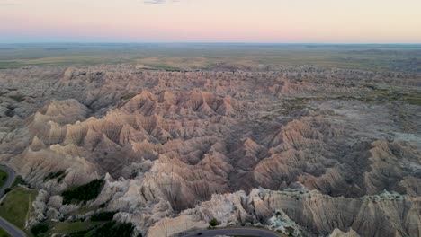 Una-Toma-De-Alto-Vuelo-De-Un-Dron-De-4k-De-Las-Colinas-Muy-Erosionadas-Del-Parque-Nacional-Badlands,-Cerca-De-Rapid-City-En-El-Suroeste-De-Dakota-Del-Sur,-EE.UU.