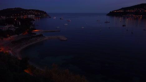 Alto-ángulo-Sobre-La-Increíble-Costa-Azul-De-Francia-Por-La-Noche