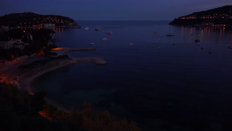 ángulo alto sobre la increíble costa azul de francia por la noche