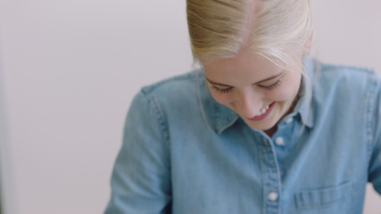 счастливая деловая женщина пишет, делает заметки, смеется, наслаждается успешной встречей, делится идеями, мозговой штурм в расслабленном офисе вблизи