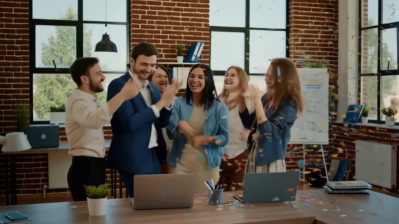 feliz equipo de negocios celebrando el éxito