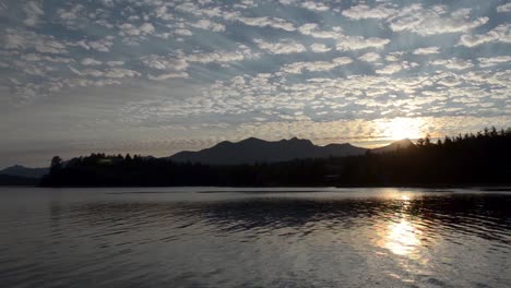 Puesta-De-Sol-Sobre-La-Montaña-De-La-Bella-Durmiente,-Haida-Gwaii