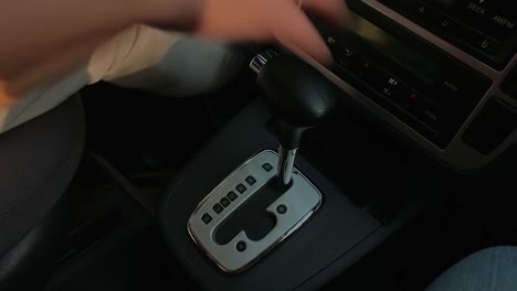 mano masculina de la caja de cambios automática en la palanca de cambios