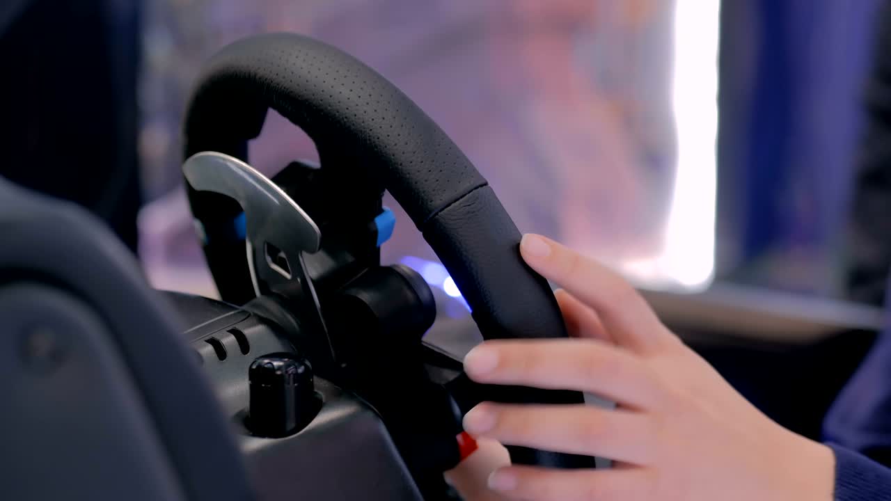 mujer usando el joystick del volante de juego en una exposición de tecnología