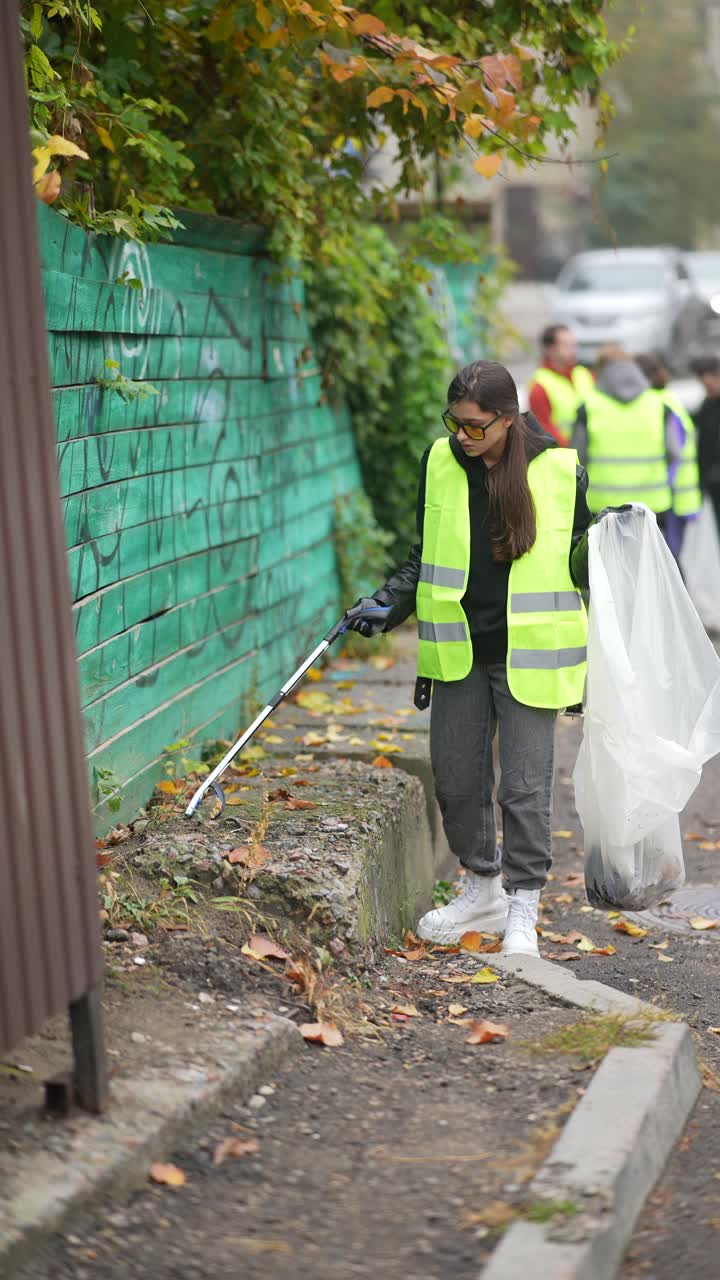 voluntarios adolescentes limpiando una calle de la ciudad