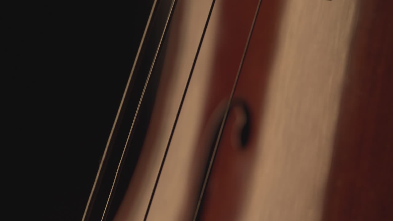 大提琴,小提琴弓,大提琴演奏和弦乐的近距离演奏