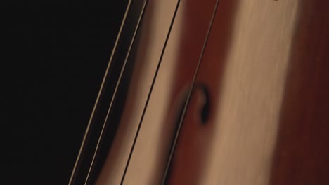 Nahaufnahme-Von-Cello,-Cellobogen,-Cellospiel-Und-Streichern