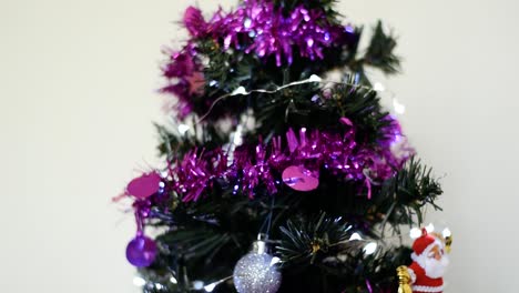 Tilt-up-Schuss-Weihnachtsbaum-Mit-Dekorationen-Und-Zwei-Kerzen