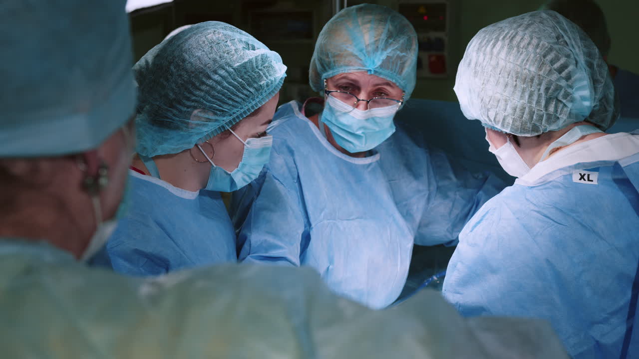 equipo quirúrgico en operación