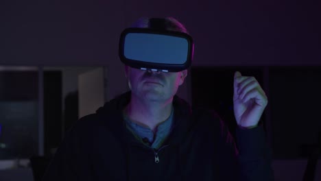 hombre caucásico que usa auriculares vr en la oficina creativa