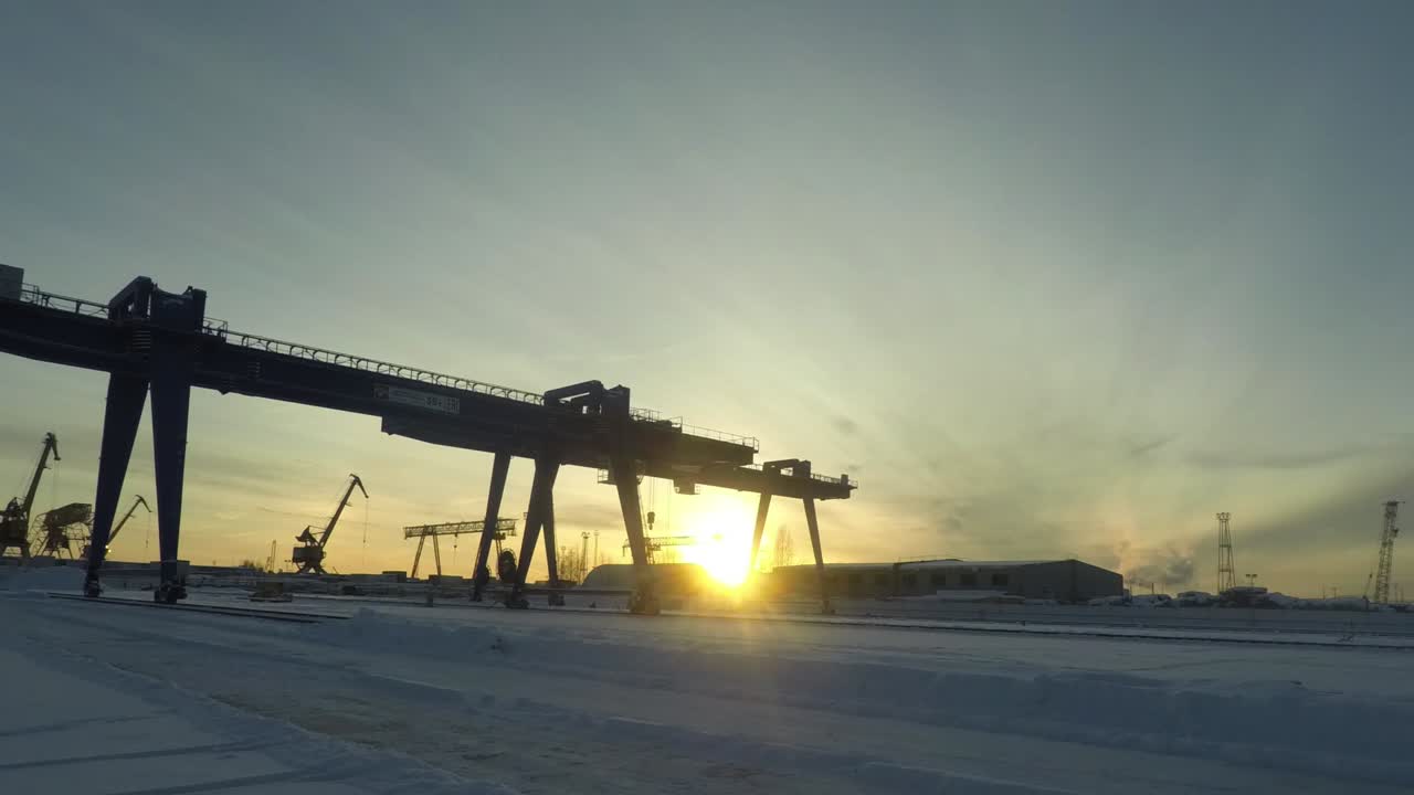 겨울에 산업 항구의 해가 지는 것