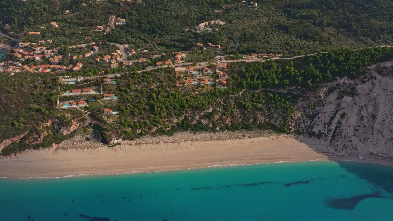 Agios Nikitas, Yunanistan'daki Mylos plajı kuşbakışı: Güneşli deniz ve boş kumlar.