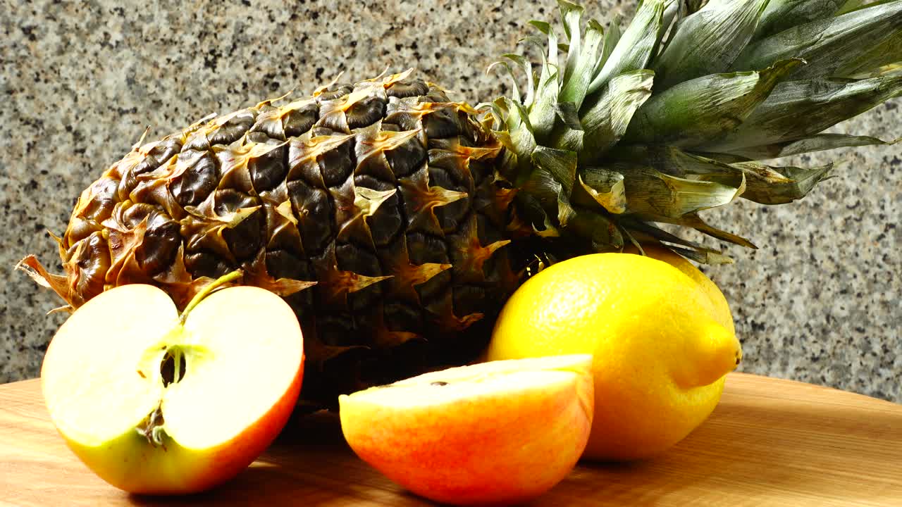 Bodegón de piña, manzanas y limones. Comida saludable