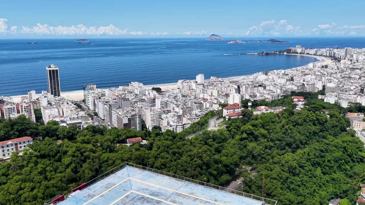 Rio de Janeiros skyline i Rio de Janeiro, Brasilien. Sceneri fra Copacabana Strand. Bymidten. Skyline med højhuse. Rio de Janeiros skyline i Rio de Janeiro, Brasilien. Smukt bybillede.