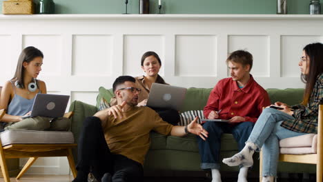 Grupo-De-Estudio-Sentado-En-El-Sofá-Y-El-Piso-1