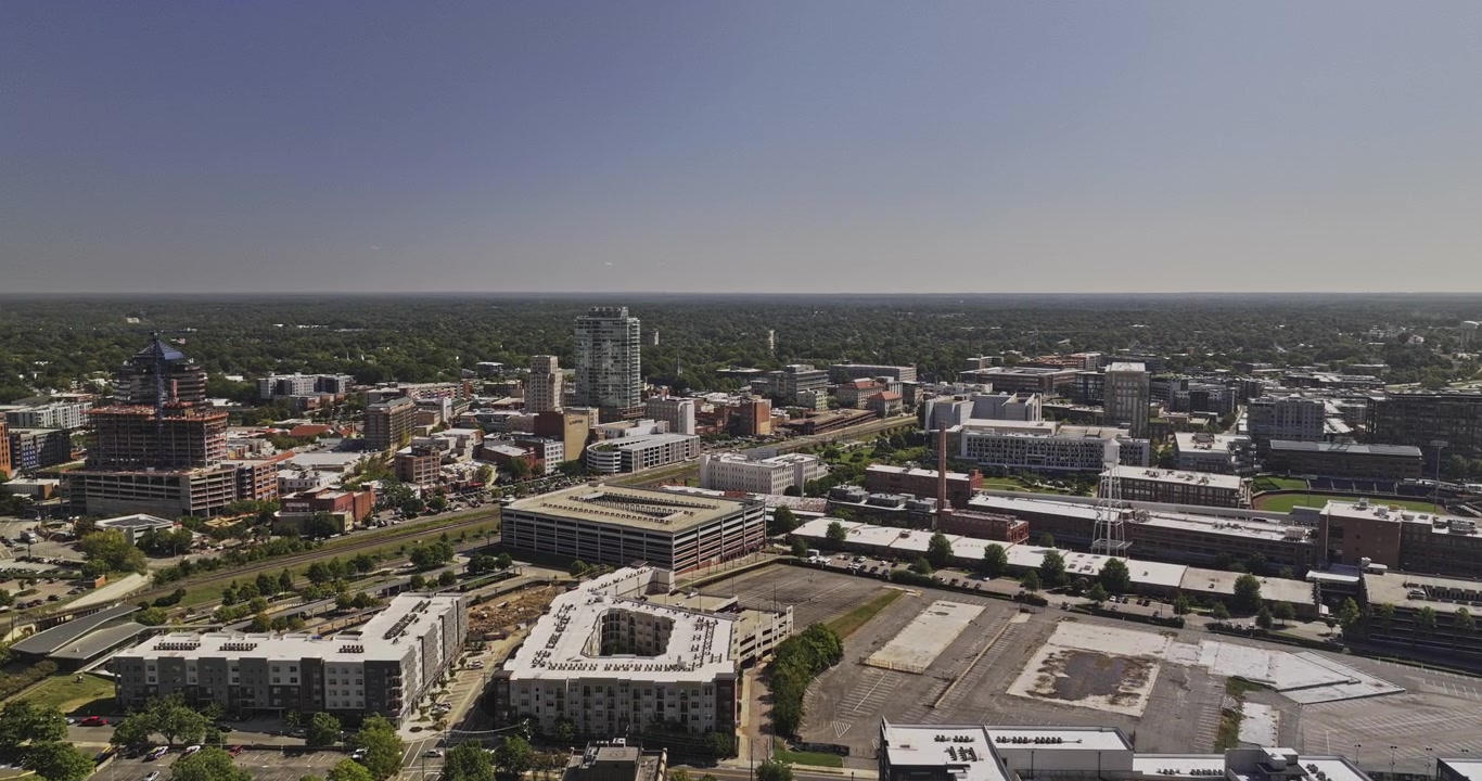 Durham Carolina del Nord Panoramica aerea v17 ampia intorno al centro, al quartiere dei magazzini, al corridoio ferroviario e a Central Park - Ripreso con Mavic 3 Pro Cine - 1° ottobre 2023