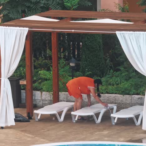 el trabajador está limpiando cerca de la piscina