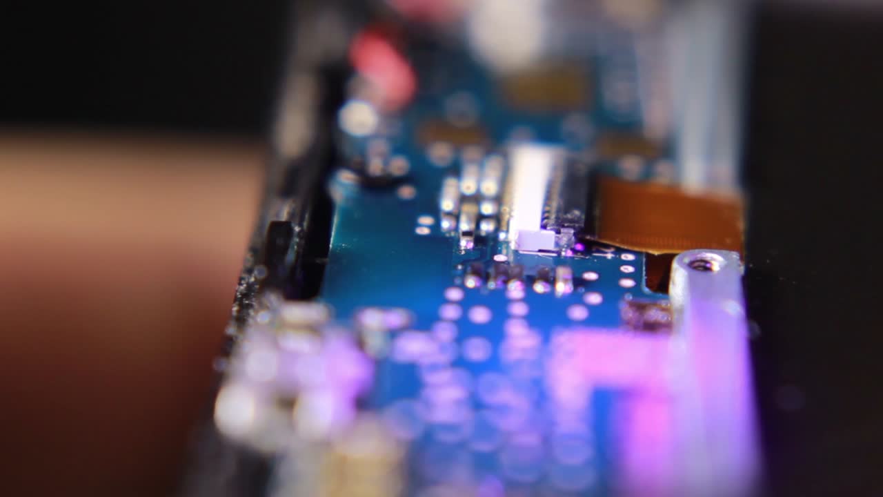 primer plano de polvo dentro del teléfono inteligente