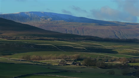 Establecimiento-De-Una-Toma-Aérea-Del-Paisaje-De-Los-Valles-De-Yorkshire-Con-El-Lado-Detrás