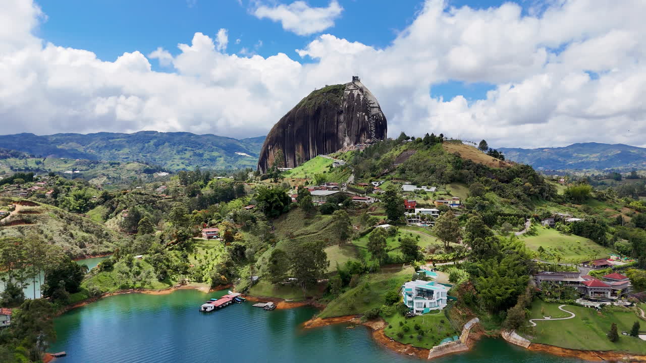 Vista da drone della Roccia El Peñol (La Piedra) e dei laghi turchesi di Guatapé. Scenario cinematografico di isole lussureggianti, acque color smeraldo e case di lusso sul lungomare nel paradiso di Antioquia, Colombia.
