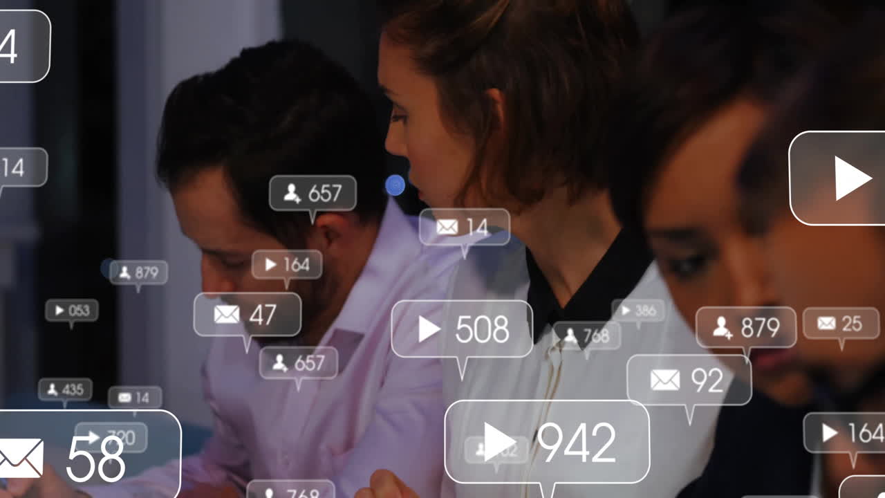 notificaciones de las redes sociales animación sobre diversas personas que trabajan en la oficina