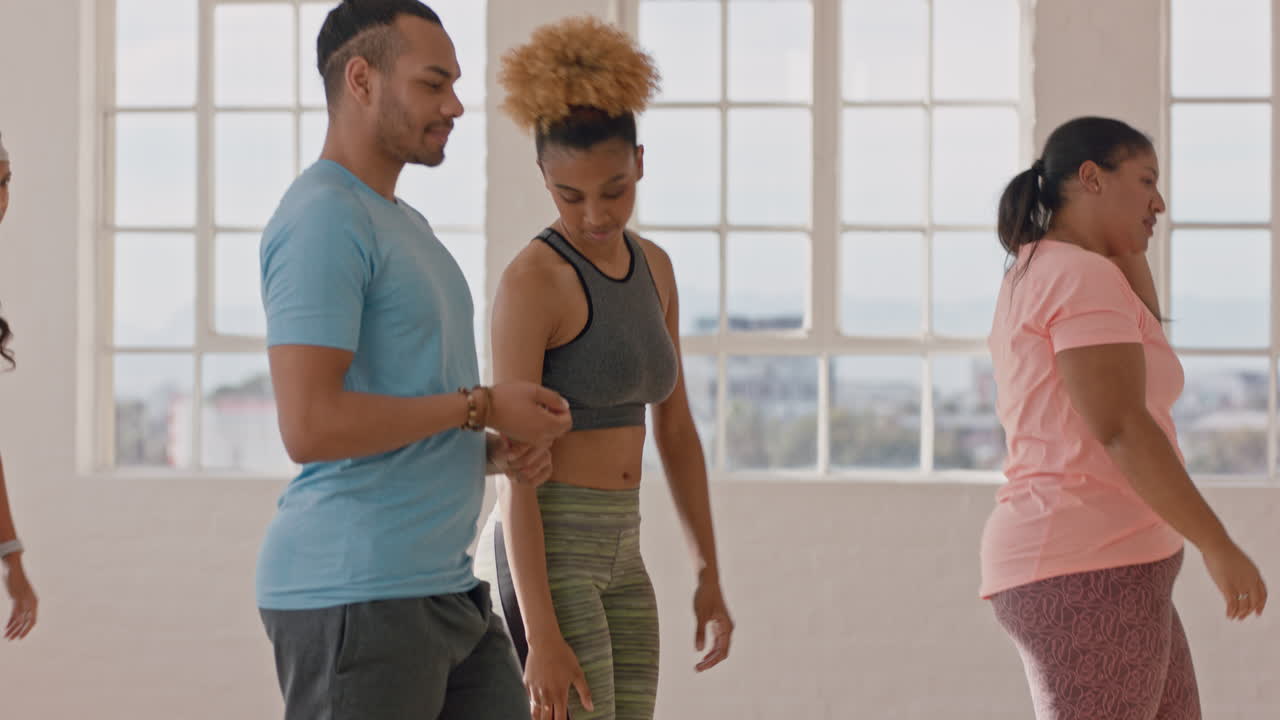 clase de yoga mujer joven con sobrepeso estirando el cuerpo preparándose para hacer ejercicio temprano en la mañana en el gimnasio al amanecer