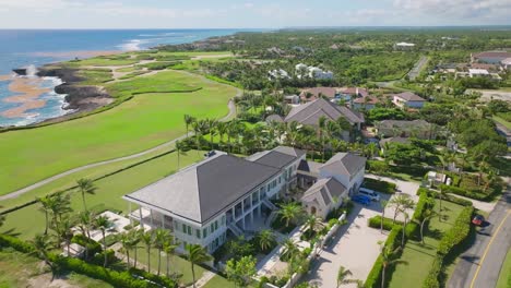 Vista-Aérea-Sobre-El-Pintoresco-Campo-De-Golf-Corales,-Puntacana-Resort-And-Club,-Caribe