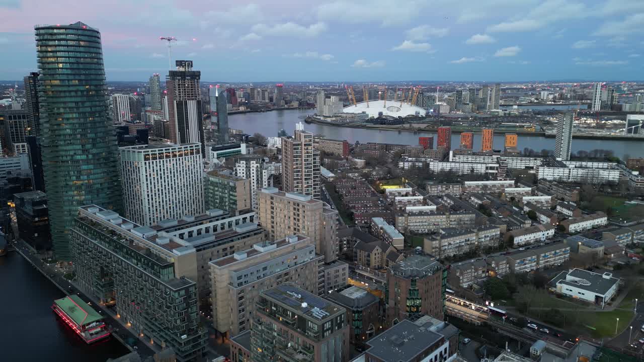 백그라운드에서 런던 스카이라인 도크랜즈 금융 센터 o2