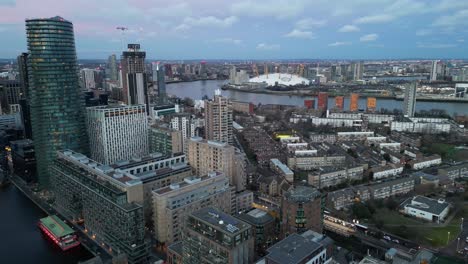 skyline van londen docklands financieel centrum o2 op de achtergrond