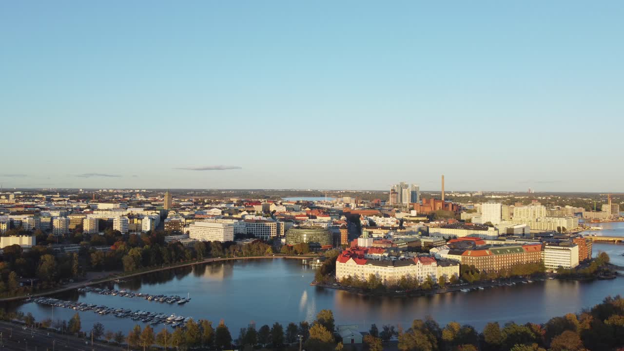 Vista aerea al tramonto dorato: Marina protetta a Helsinki, Finlandia.