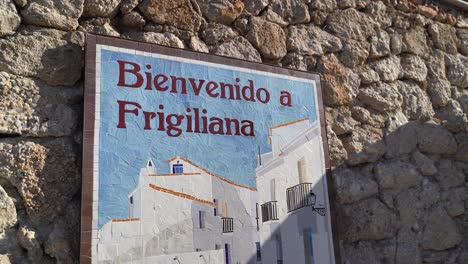 bienvenido al cartel de frigiliana en andalucía, españa