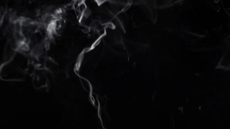 humo sobre un fondo negro