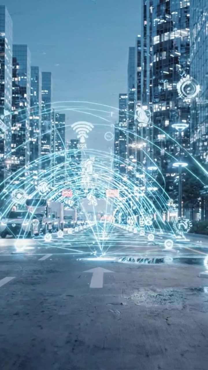 Paesaggio Urbano Futuristico che Mostra l'Integrazione di Tecnologia Avanzata con Connettività Digitale su una Vivace Strada Cittadina di Notte con Grattacieli Scintillanti