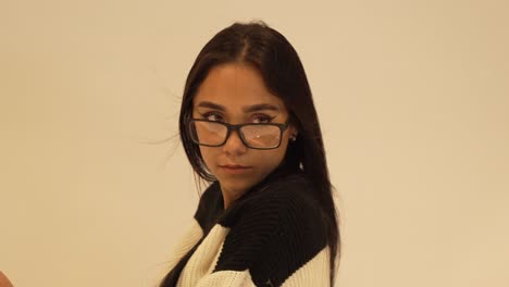 hermosa mujer latina de ojos verdes durante una sesión de fotos