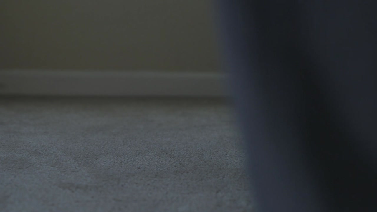 침대에서 똑바로 슬리퍼로 미끄러지는 발이 닫힙니다.